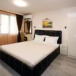 Deluxe 2 Center