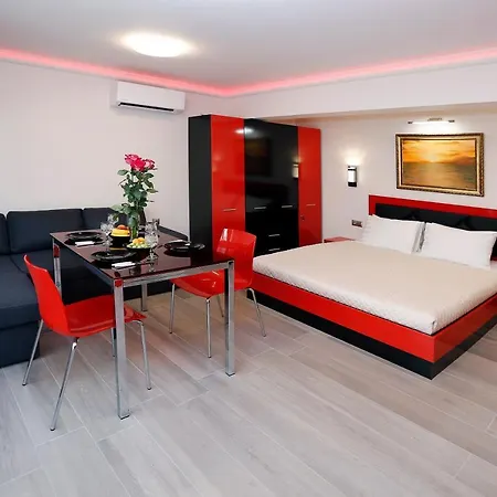 Deluxe 2 Center בורגאס